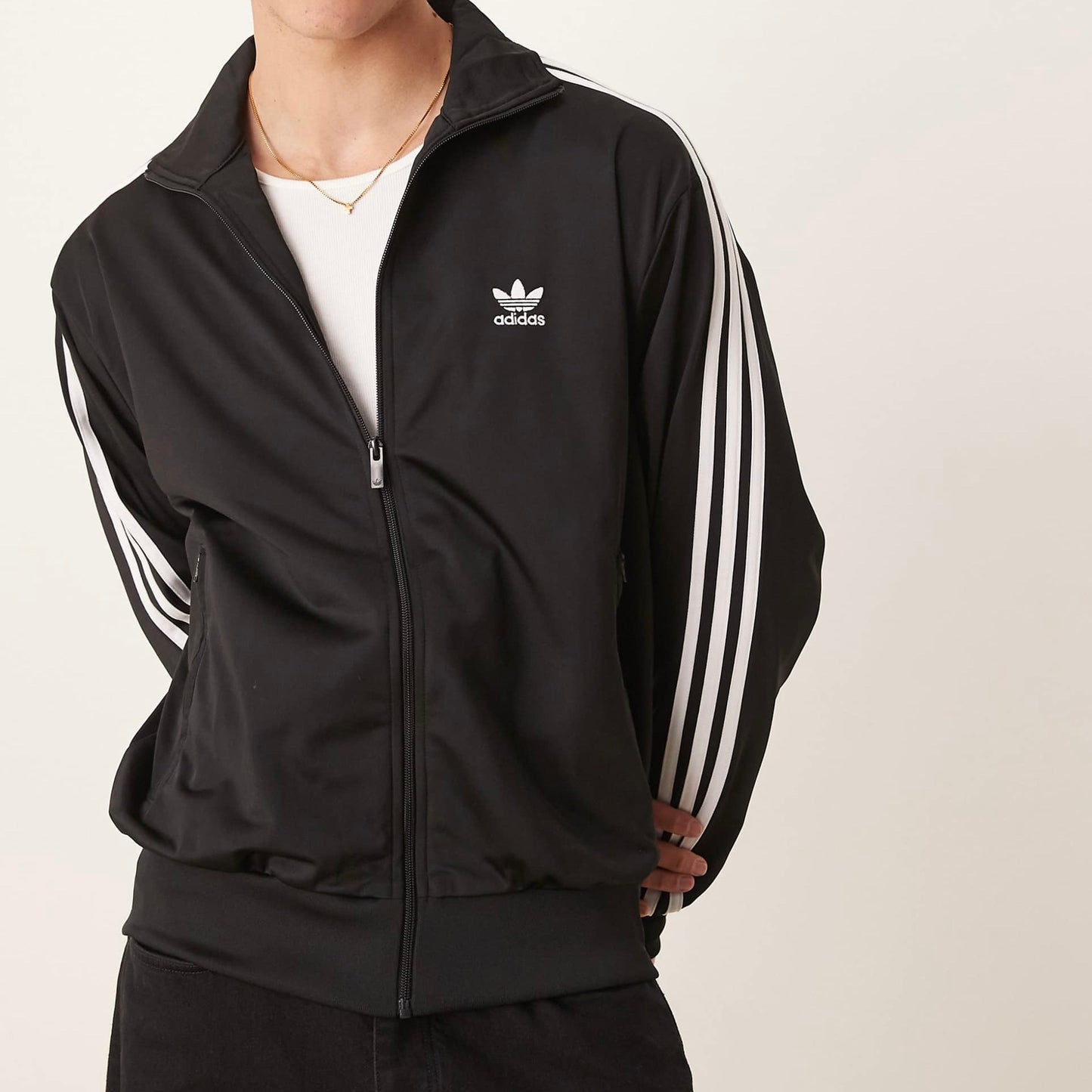 Campera Adidas Originals tela satén deportiva // negra